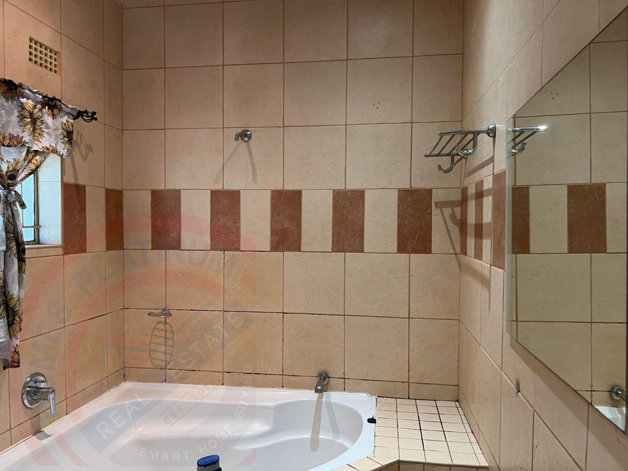 4 Bed House with En-suite in Livingstone